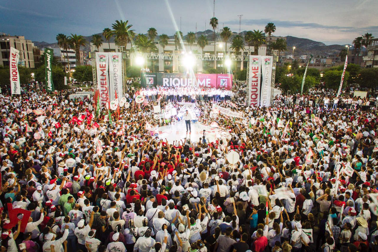 Apoyo. Alrededor de 60 mil personas, según los organizadores, acompañaron a Miguel Riquelme en el cierre de campaña. (EL SIGLO DE TORREÓN)