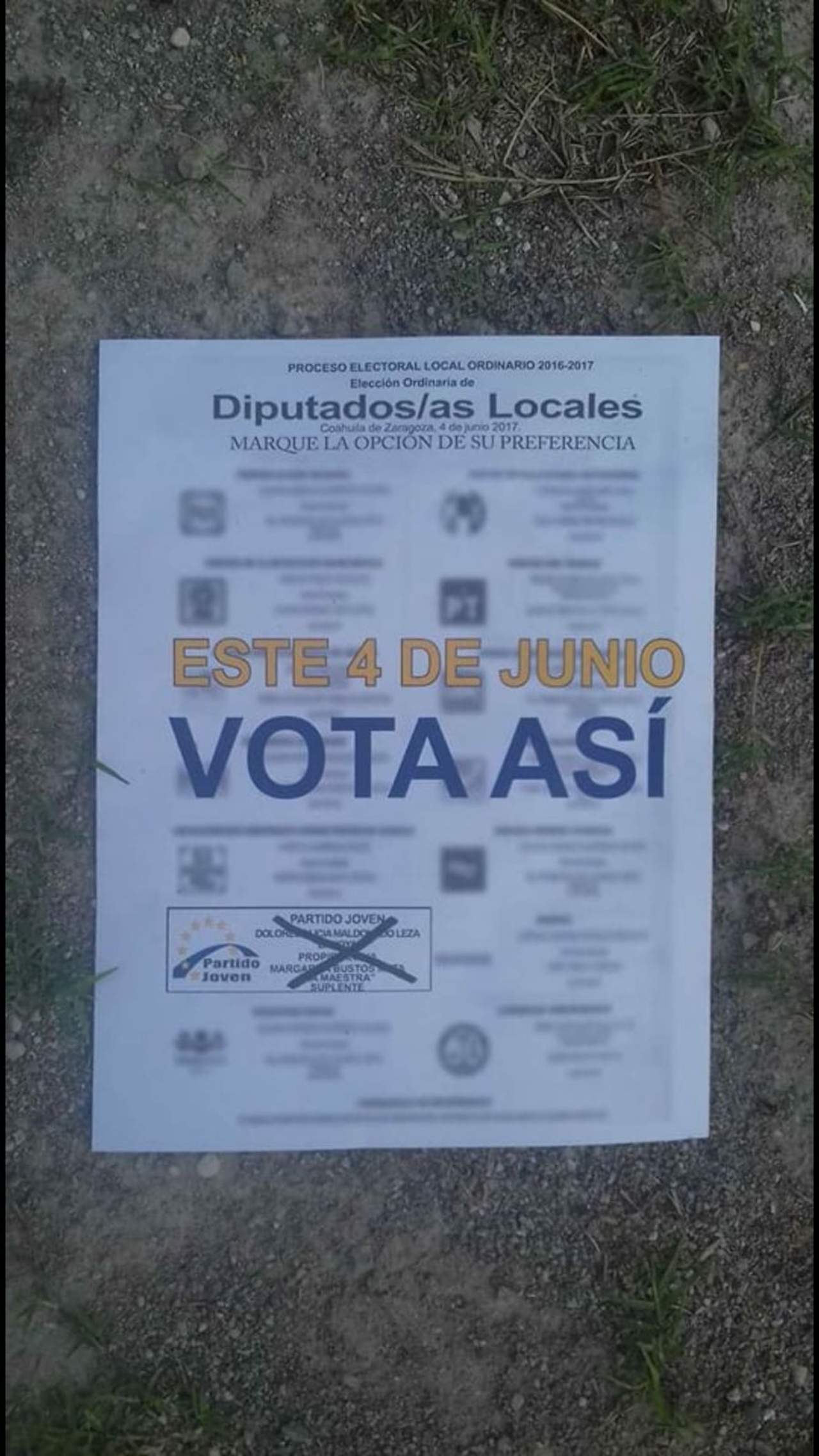 En las papeletas se indicaba como votar el próximo cuatro de junio y también cartas firmadas por Humberto Moreira Valdés, candidato a diputado local por la vía plurinominal.