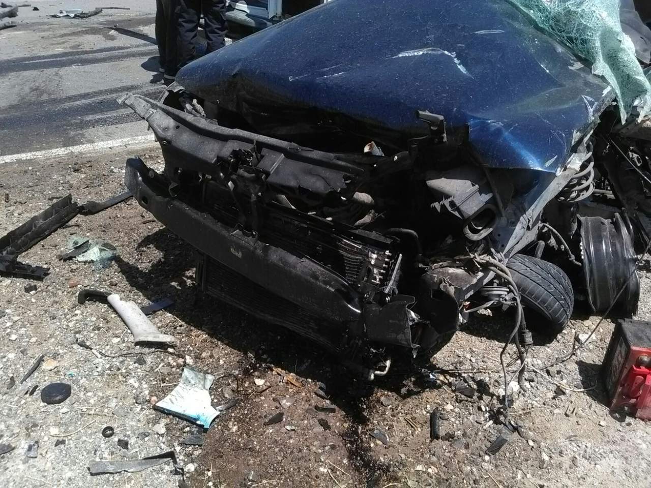 Pese a lo aparatoso del accidente, el joven del auto compacto fue rescatado con vida, aunque su estado de salud es delicado. (EL SIGLO DE TORREÓN)
