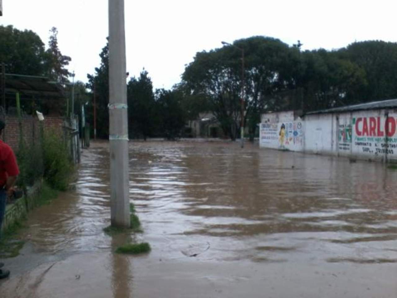 Las intensas lluvias registradas en las últimas horas, provocaron que aumentara el caudal del río Atoyac, en la zona de La Malinche.(TWITTER)