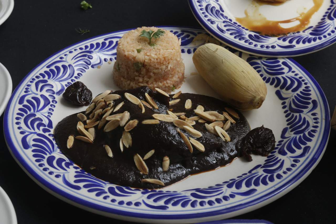 El Mole Poblano hizo la diferencia con otros moles del país, al combinar lo dulce con lo salado y picoso, con su etapa conventual que lo hizo barroco y representativo de Puebla. (NOTIMEX)