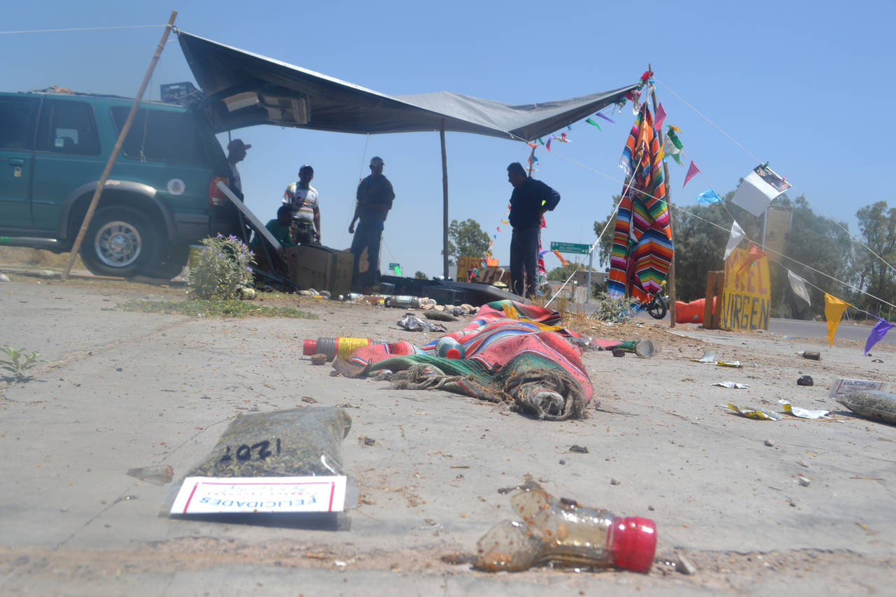 Accidente. Tráiler pierde dos llantas en carretera Gómez Palacio- Jiménez, derribó un puesto y dañó un Torton. (EL SIGLO DE TORREÓN)