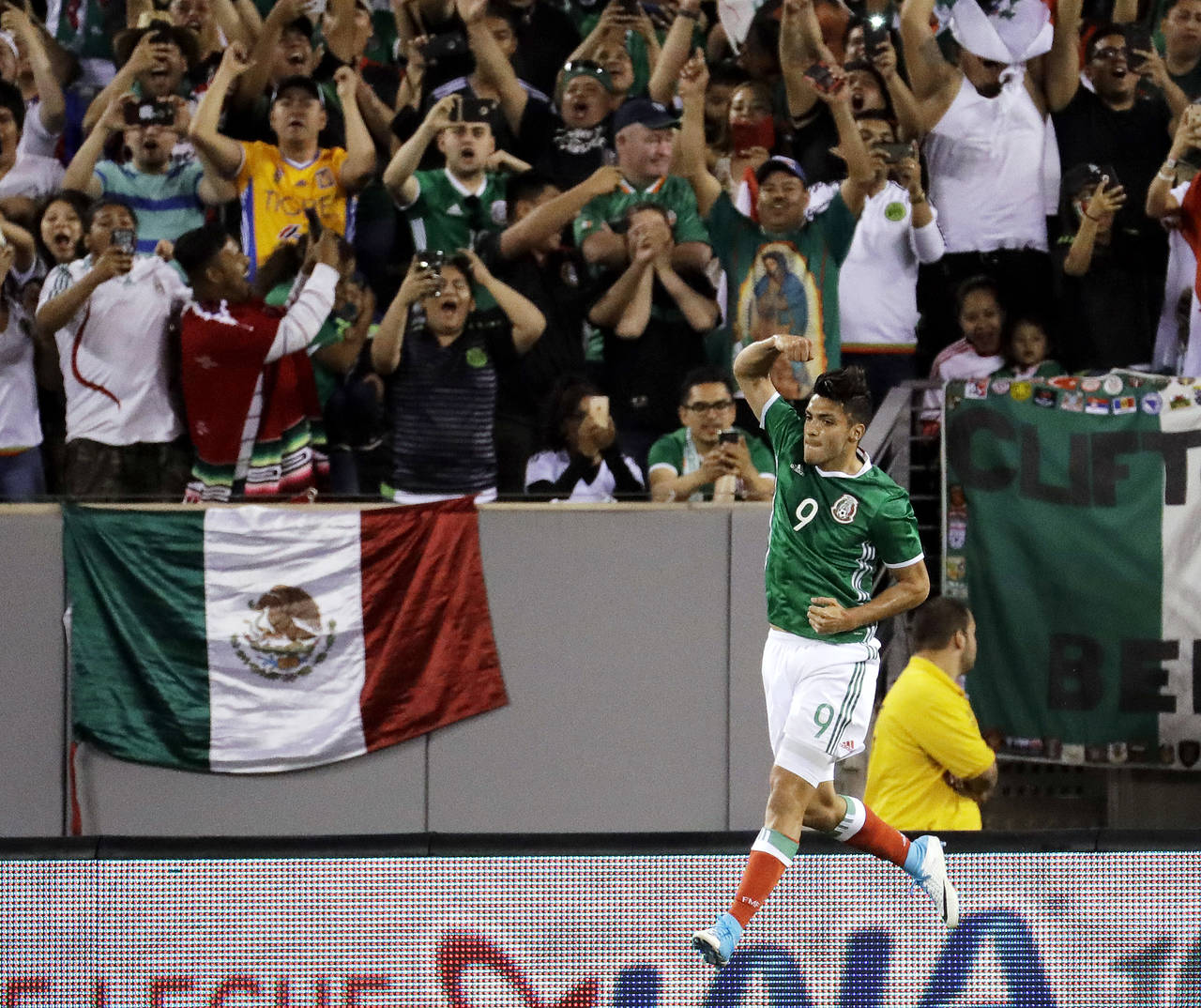 Raúl Jiménez celebra su anotación en el partido en que la Selección Mexicana de futbol derrotó a Irlanda. (AP)