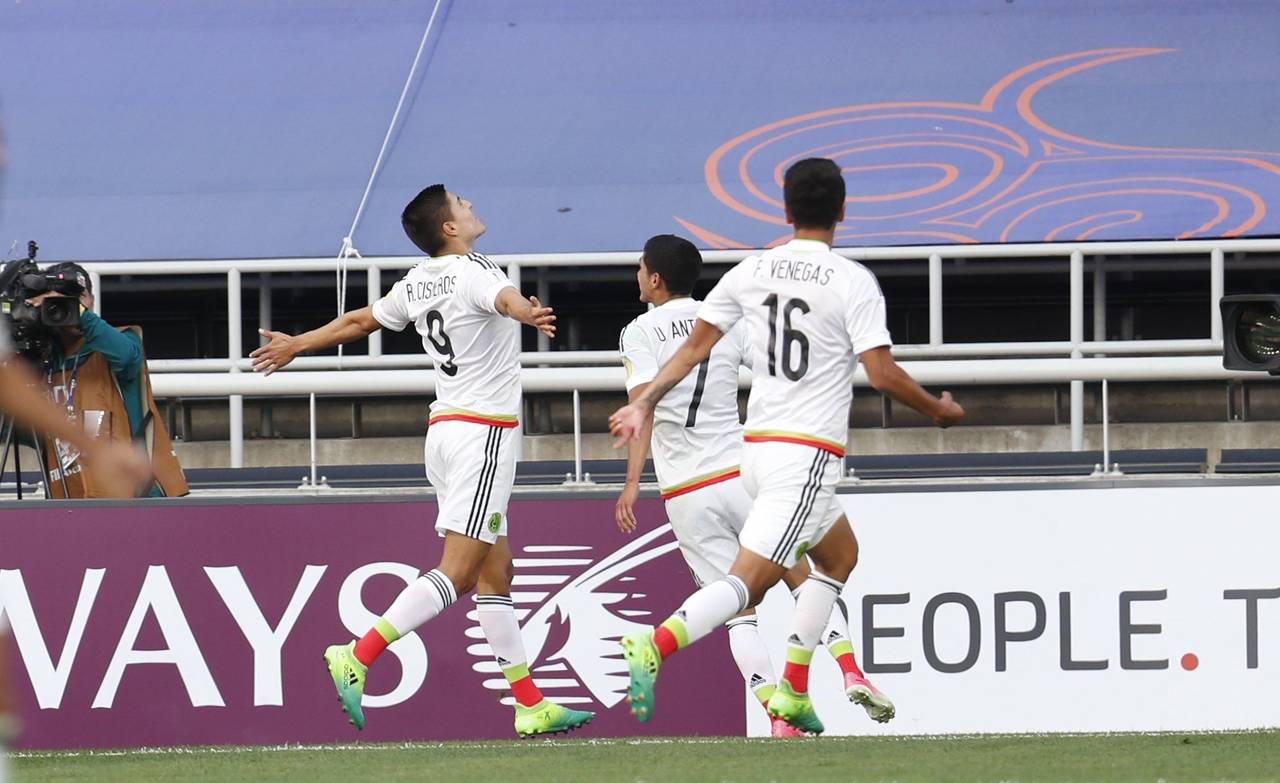 El jugador mexicano Ronaldo Cisneros (i) celebra su gol ante Senegal durante el partido de octavos de final de la Copa del Mundo Sub-20. (EFE)