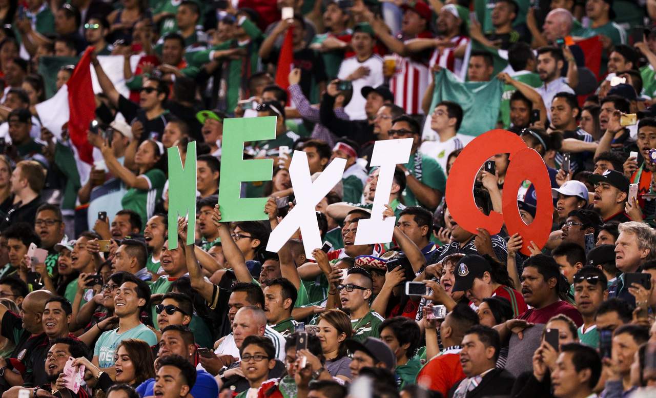 Los aficionados mexicanos, como siempre que se presenta el Tri en Estados Unidos, hicieron una gran entrada en el estadio.