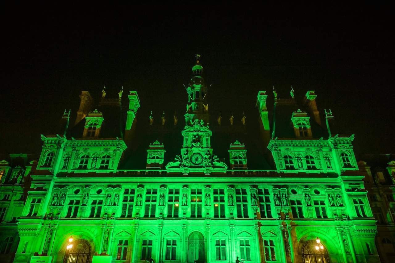 El Ayuntamiento de París iluminó de color verde la noche del jueves la fachada de su edificio histórico. (ARCHIVO)