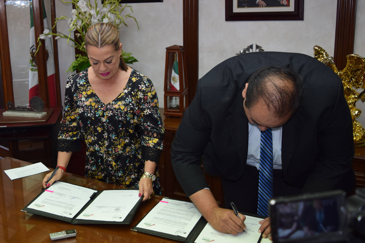 Convenio. La alcaldesa, Leticia Herrera y el rector de la UNID, Salvador Martínez Sánchez firmaron el documento. (EL SIGLO DE TORREÓN)