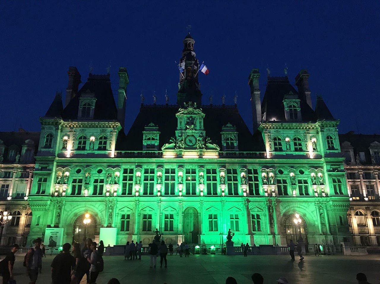 De verde. El ayuntamiento de París se tiñó de verde en apoyo a plan estratégico para combatir el cambio climático. (EFE)