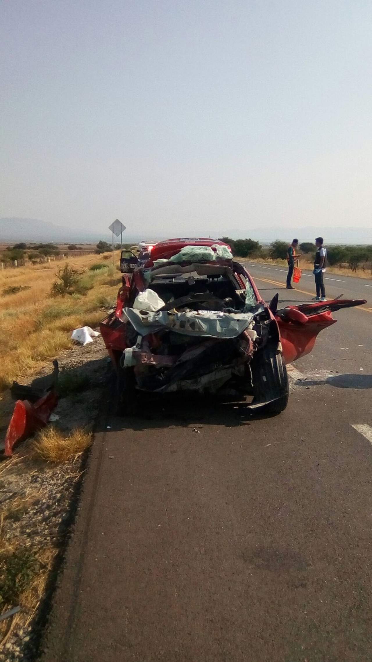 El trágico accidente se registró alrededor de las 8:30 de la mañana, cuando el conductor de un auto de la marca Dodge línea Attitude, en color rojo, con placas de circulación GVX 70 59. (ESPECIAL)