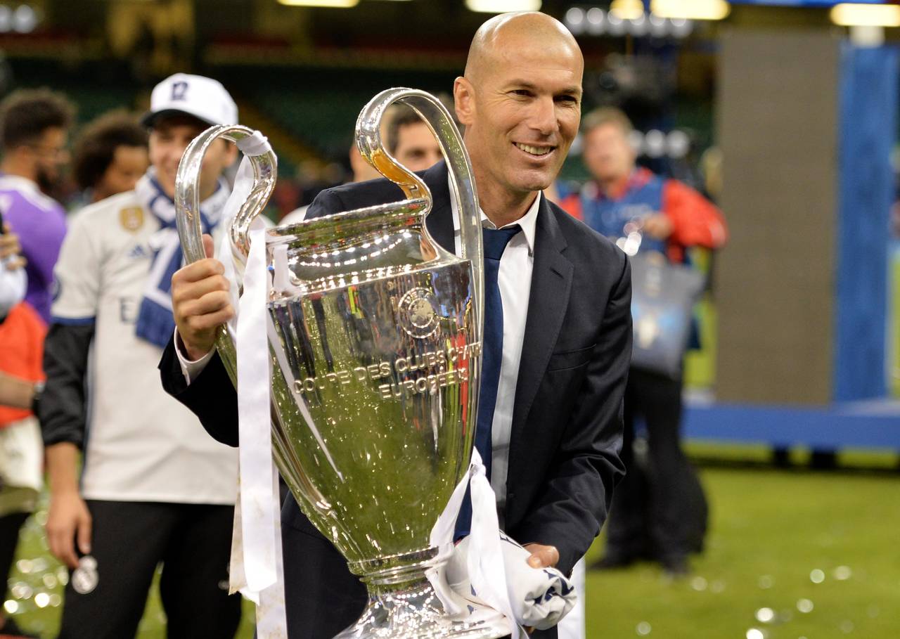 Zinedine Zidane levantó su segunda 'Orejona' al frente del Real Madrid, ayer, en Cardiff. (Agencias)