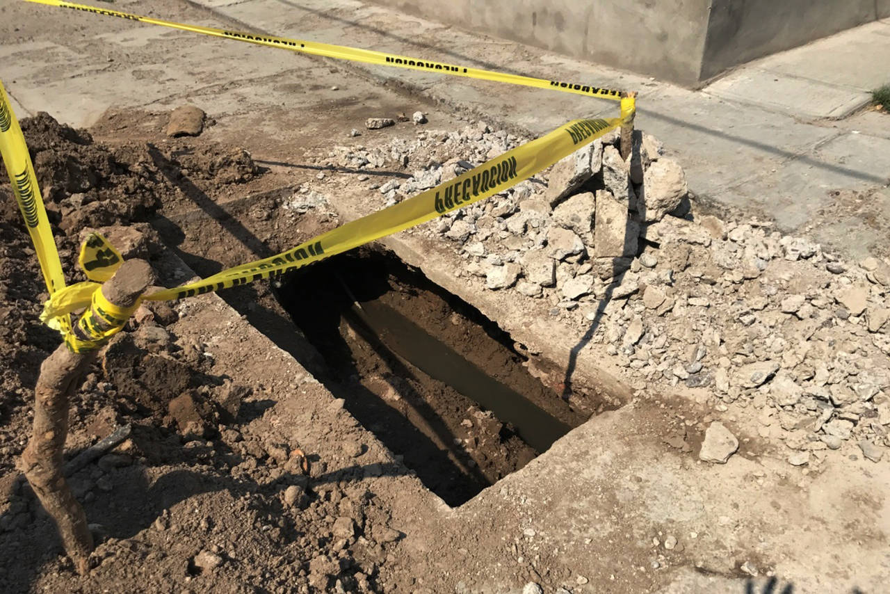 Reposición. Cuadrillas del SAPAL acuden a realizar trabajos para reponer el colector de la calle Zaragoza en el centro de Lerdo.