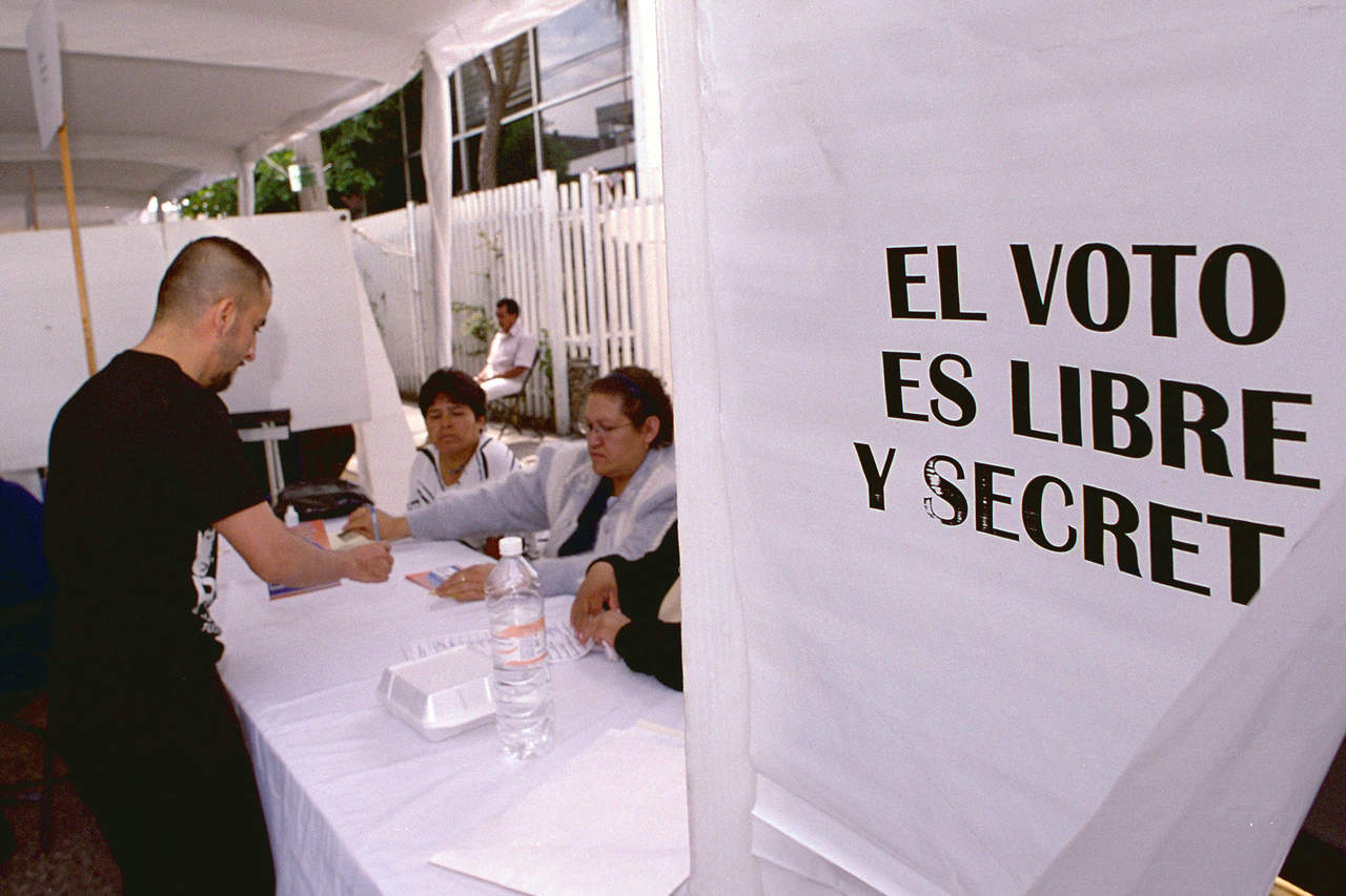 De acuerdo con el Instituto Electoral del Estado de México (IEEM), este domingo, están convocados a sufragar 11 millones 312 mil 917 ciudadanos que están inscritos en la Lista Nominal de Electores Definitiva con Fotografía.
