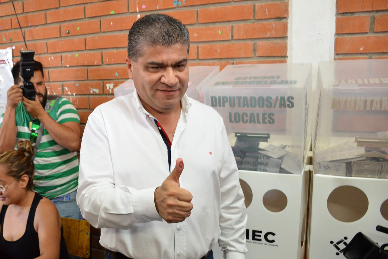 Riquelme acudió a votar a las 9:00 horas en Torreón. (FERNANDO COMPEÁN)

