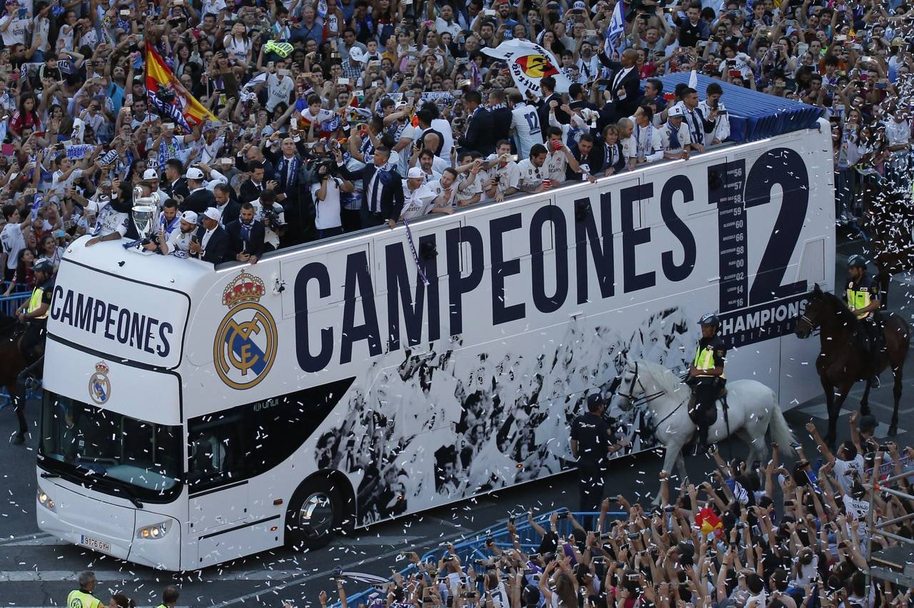 Los jugadores del Madrid desfilaron por las calles de la ciudad a bordo de su autobús. 