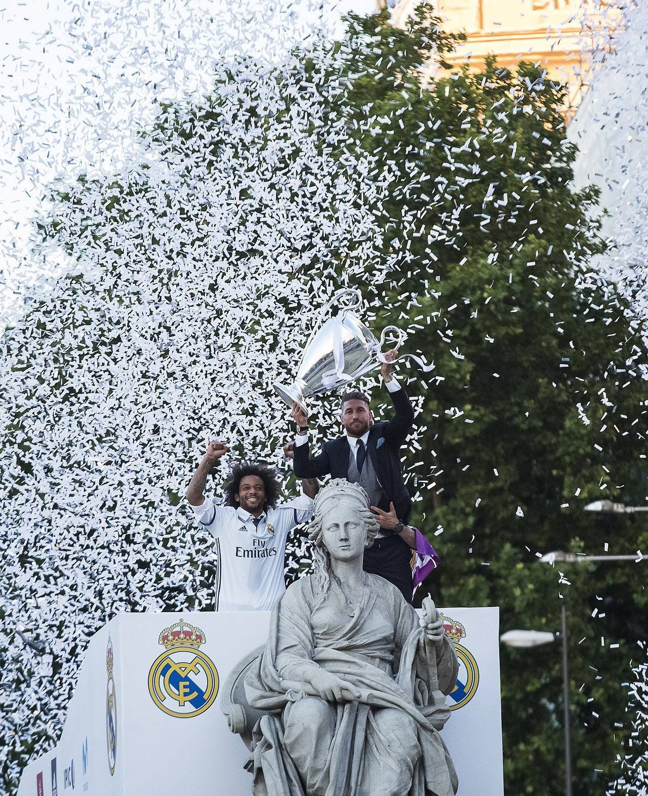 Sergio Ramos (d) y  Marcelo, durante la visita del equipo blanco a la madrileña plaza de Cibeles para celebrar con los aficionados. 