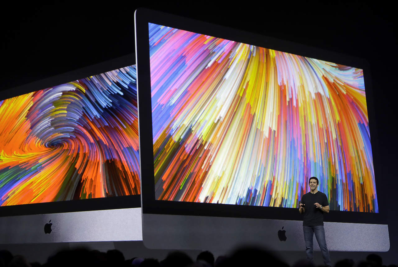 En una conferencia de programadores realizada el lunes en California, la empresa develó nuevos iMacs con pantallas más nítidas. (AP)