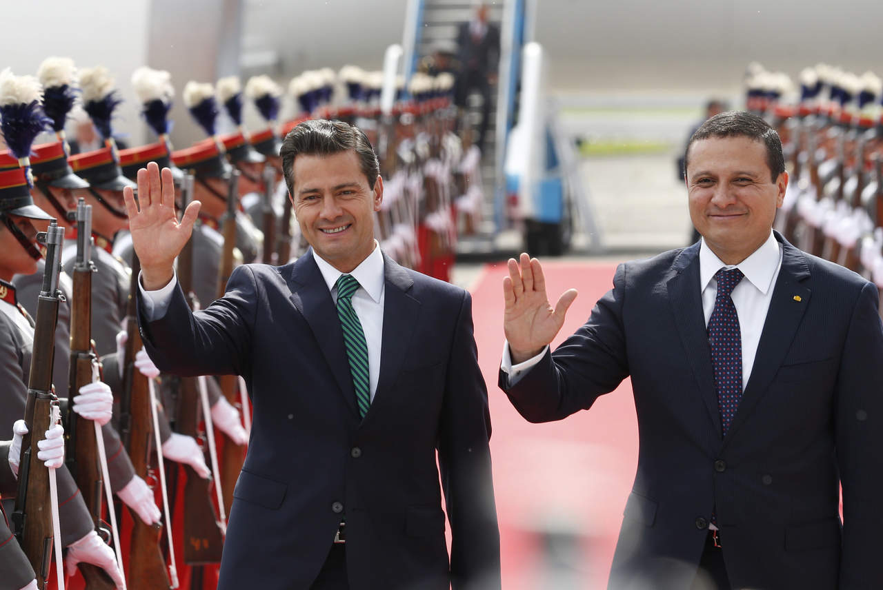 Peña Nieto fue recibido por el ministro guatemalteco de Relaciones Exteriores, Carlos Raúl Morales, y los embajadores de México, Mabel Gómez Oliver, y de Guatemala, Arturo Romeo Duarte Ortiz. (AP)