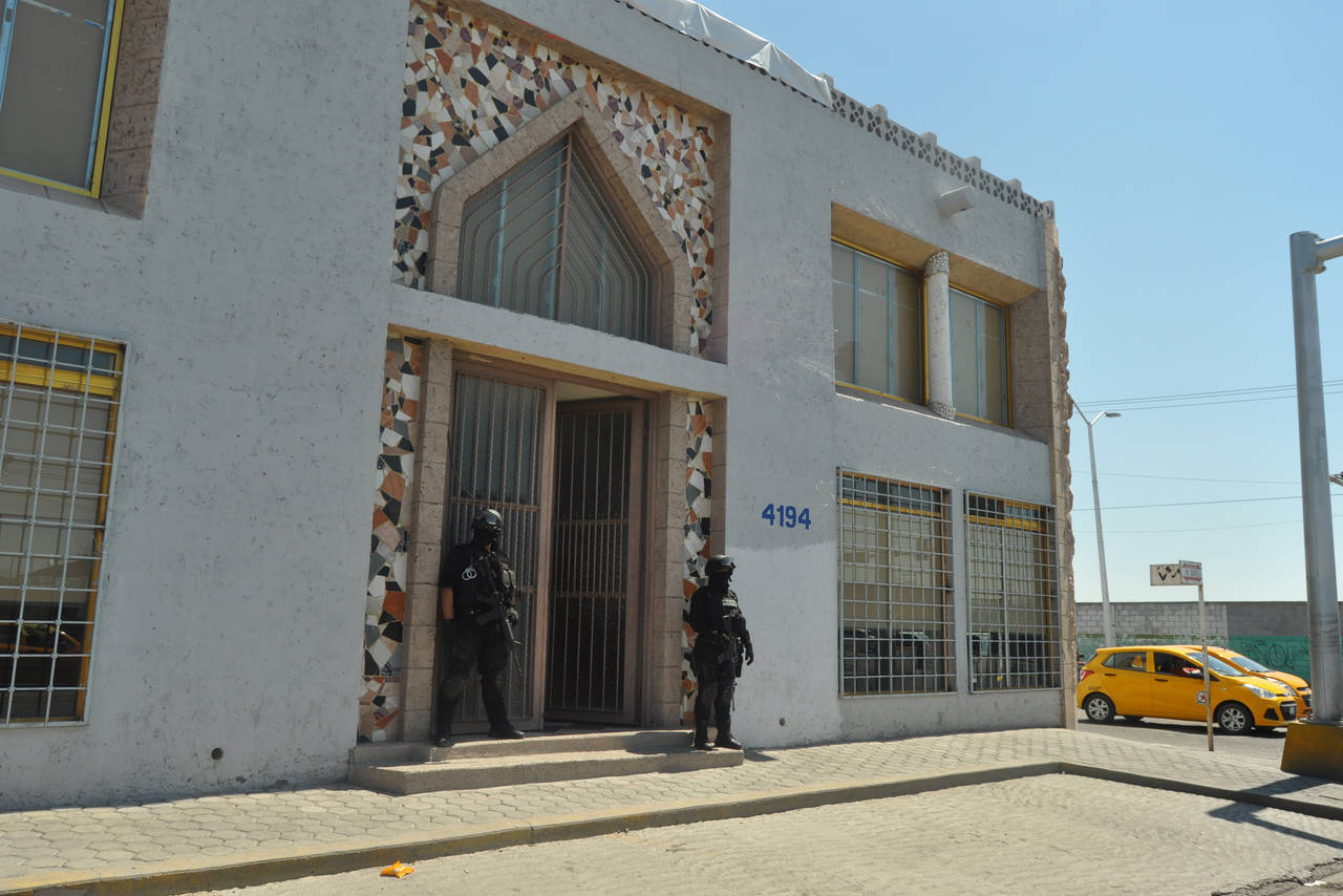 Paquetes. Elementos de Fuerza Coahuila resguardan el Comité Municipal del IEC. (GUADALUPE MIRANDA)