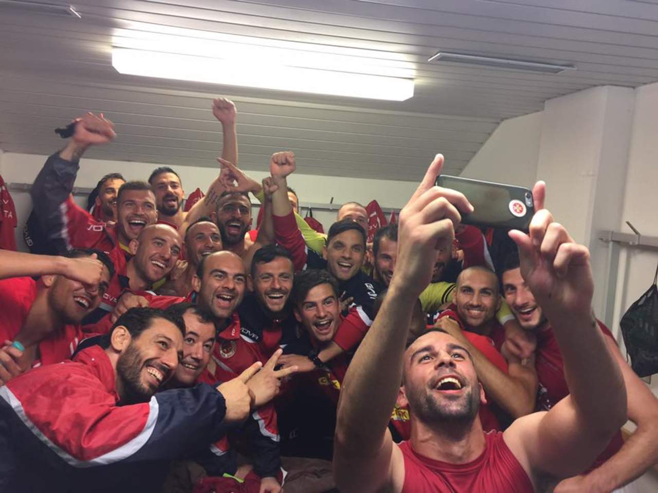 Los jugadores de la selección de Malta celebran su triunfo en el amistoso ante Ucrania. (Cortesía)