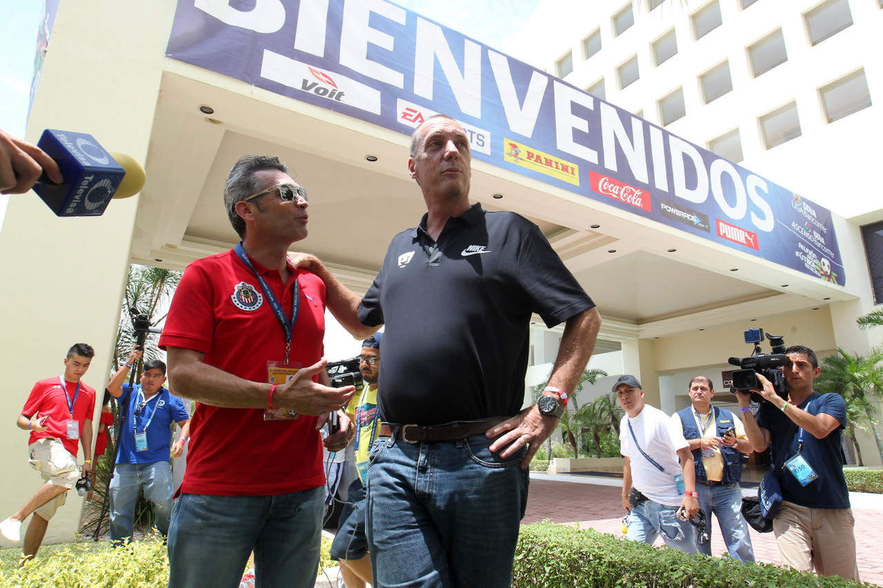 En la ceremonia estuvieron Enrique Bonilla, presidente Ejecutivo de la Liga MX, así como el argentino Matías Almeyda, director técnico de Chivas. (EFE)