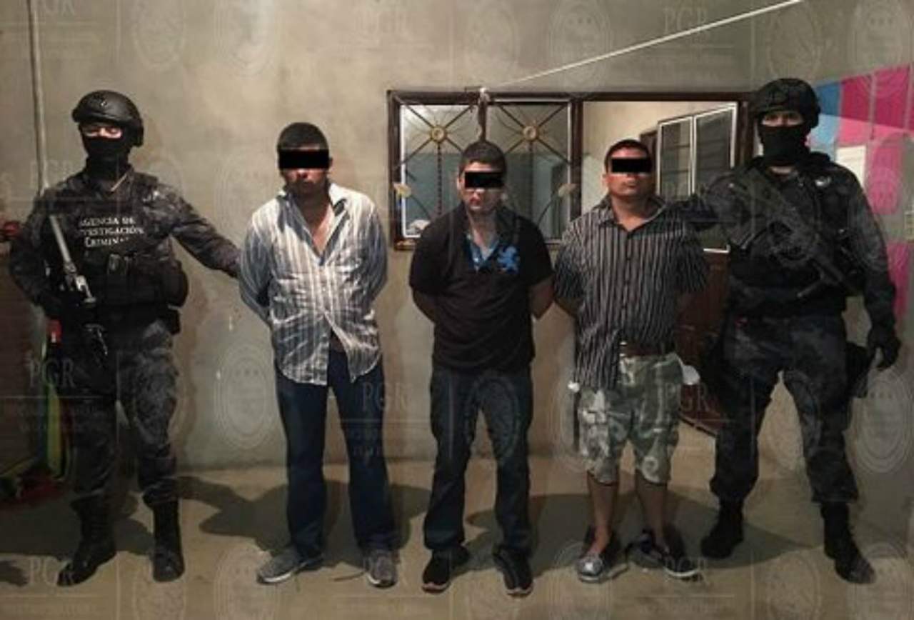 Se trata de David 'N', 'El Cáncer', 'Charal' o 'El Padrino', señalado por tráfico de drogas, de armas y robo de hidrocarburo, detenido durante un cateo en el municipio de San Dionisio Ocotepec. (ESPECIAL)