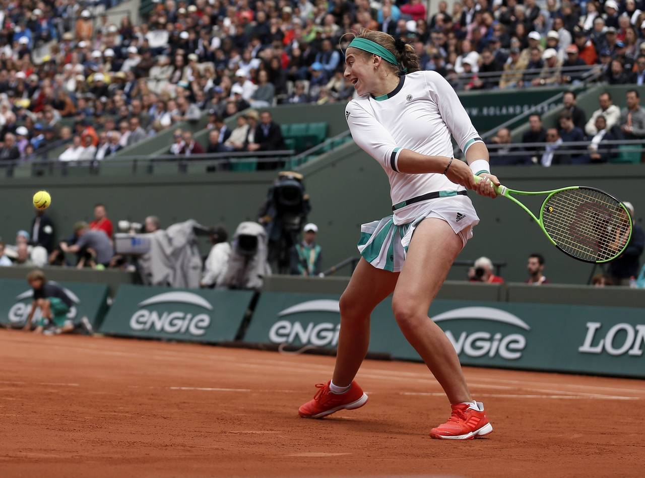 La letona Jelena Ostapenko de apenas 19 años de edad derrotó 4-6, 6-2, 6-2 a Caroline Wozniacki y avanzó a las semifinales. (EFE)