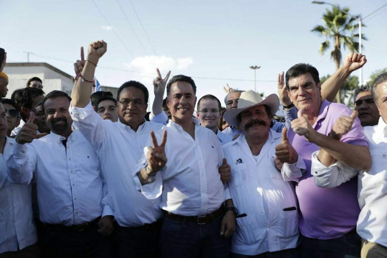 El frente creado por 'la dignidad de Coahuila' conformado por los candidatos de oposición, encabezó la marcha. (EL SIGLO DE TORREÓN)