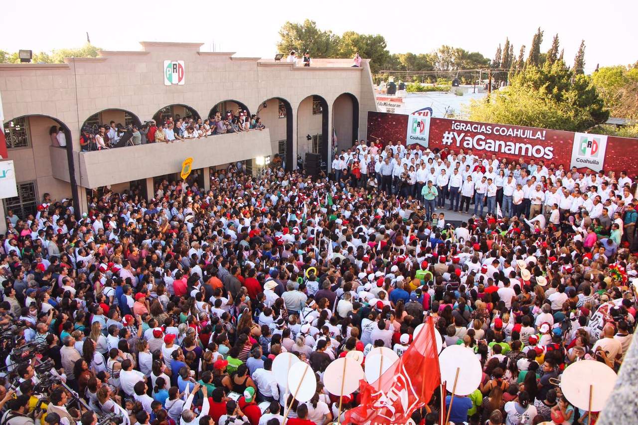 En la sede del PRI Coahuila, 15 mil personas celebraron el 'triunfo' de su candidato. (EL SIGLO DE TORREÓN)
