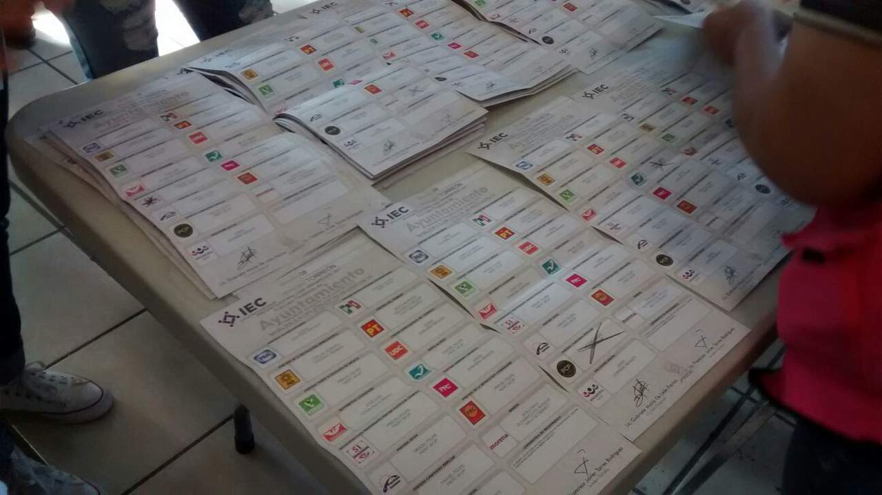 En el Comité Municipal del IEC en Torreón de inició con el conteo total de los votos a la elección a gobernador. (FERNANDO COMPEÁN) 