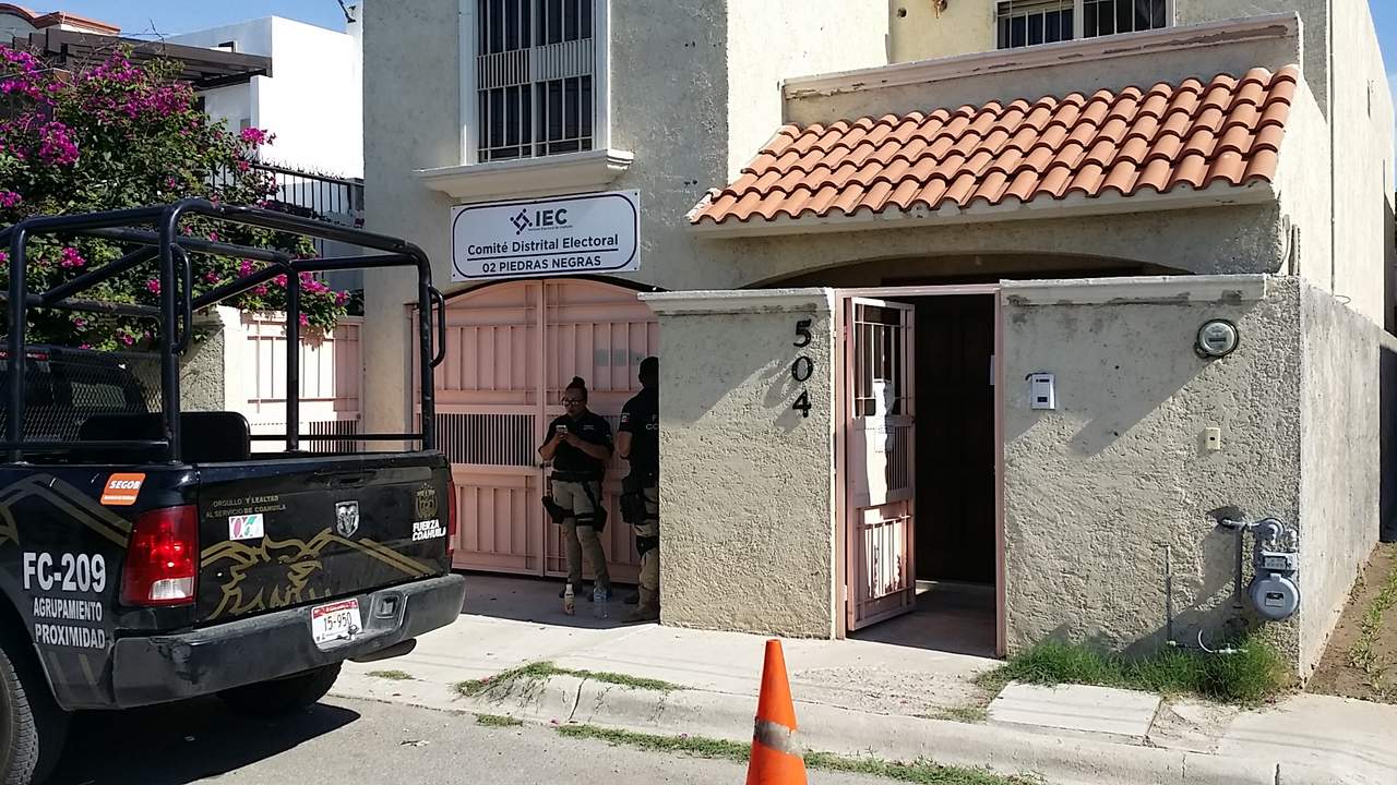 Durante el desarrollo de la sesión permanente del consejo distrital electoral, elementos de Fuerza Coahuila que se localizaban en el exterior del inmueble; ingresaron con sus armas de cargo al lugar donde los consejeros. (RENÁ ARELLANO)