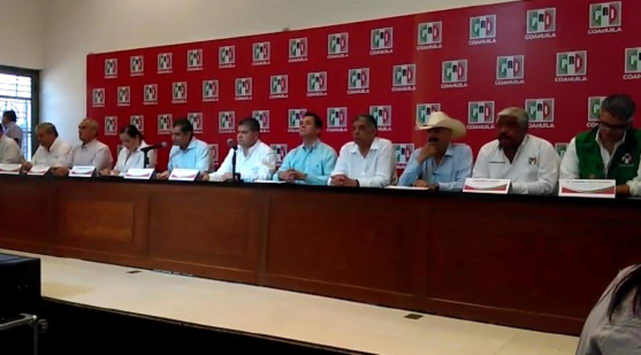 Este mediodía en el PRI Coahuila, Erique Ochoa y Miguel Riquelme encabezaron conferencia de prensa. (EL SIGLO DE TORREÓN)
