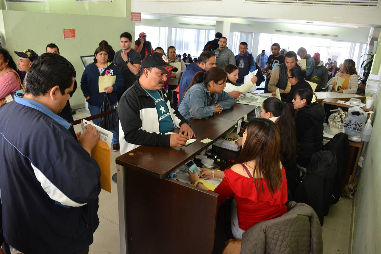 Afluencia. Diariamente se atienden entre 350 y 400 contribuyentes en la Recaudación de Rentas ed Torreón.