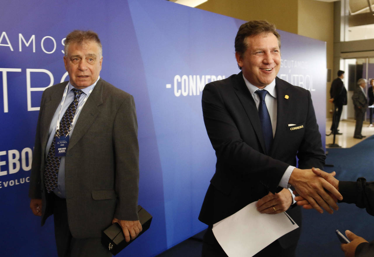 El presidente de la Confederación Sudamericana de Futbol, Alejandro Domínguez (d), y el entrenador del Olimpia de Paraguay, Ever Almeida. Conmebol denuncia a expresidentes