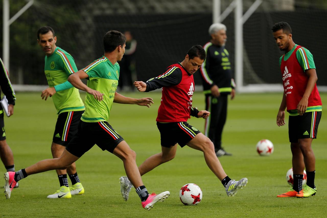 Rafael Márquez, Jürgen Damm, Javier Hernández y Giovanni Dos Santos participan en un entrenamiento, en Ciudad de México. (EFE) 