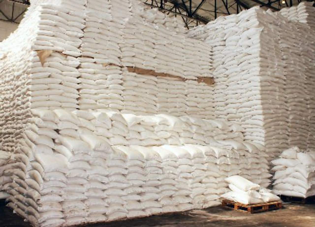 El martes, los Gobiernos de México y EU informaron los principios de un nuevo pacto azucarero, con el cual el país sólo podrá exportar 30 por ciento de azúcar refinada y el 70 por ciento restante será de cruda.  (TWITTER)