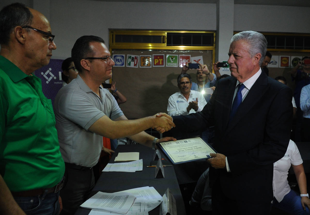 Maratónica sesión. Anoche se le entregó a Jorge Zermeño Infante la constancia de Mayoría que lo acredita como alcalde electo de Torreón. (RAMÓN SOTOMAYOR)