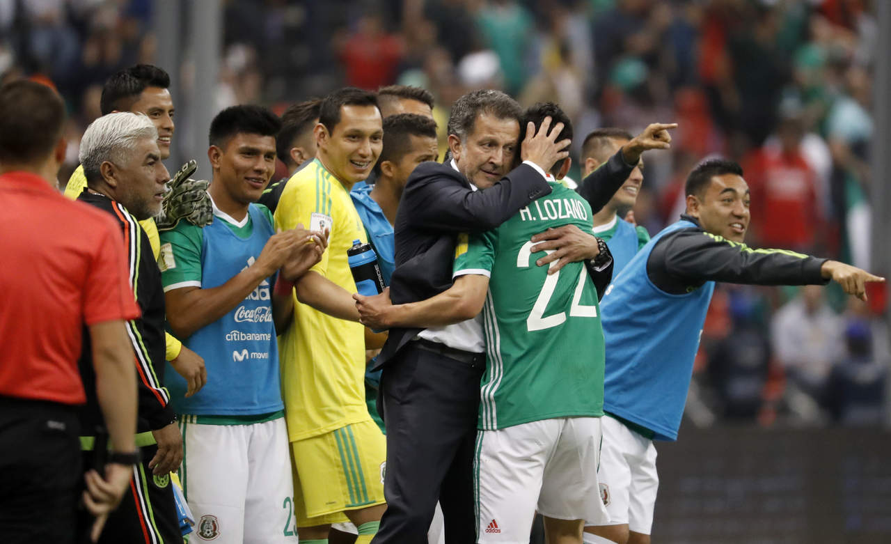 Juan Carlos Osorio celebró en grande la victoria de México sobre la selección de Honduras, anoche. (AP)
