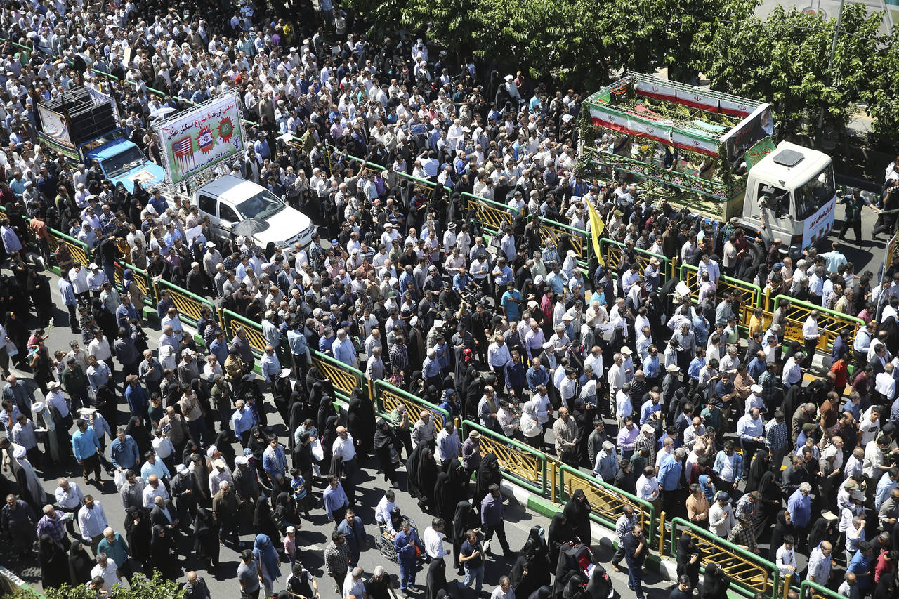 Luto. Cientos de personas acompañaron los funerales de las víctimas de los atentados en Irán.