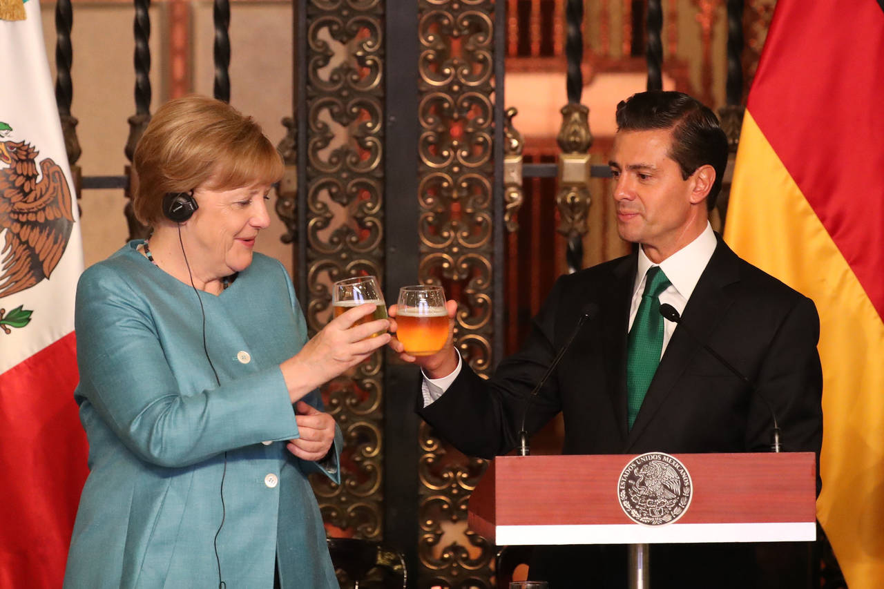 Primera vez. La canciller de la República Federal de Alemania, Ángela Merkel, y el presidente Enrique Peña Nieto, brindaron con una cerveza hecha por una empresa alemana y otra mexicana. (EL UNIVERSAL)