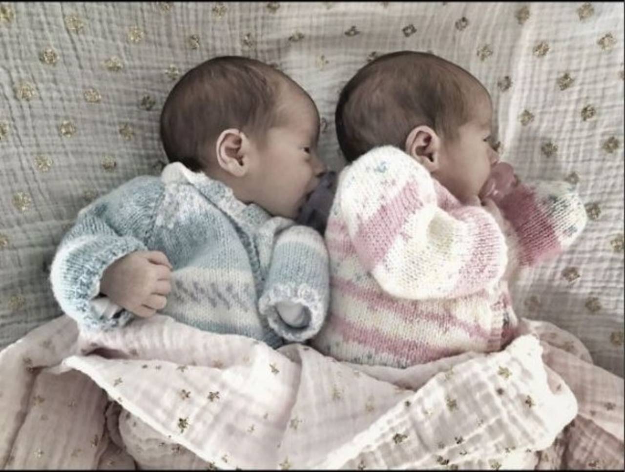 Los pequeños recién nacidos son fruto de su relación con Emiliano Salinas. (INSTAGRAM)