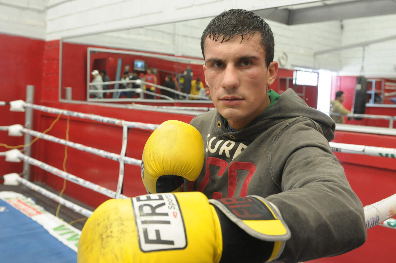 El boxeador de Torreón se encuentra en California entrenando, por lo que arribará a la región en la misma semana de la contienda ante el ‘Demoledor’, la cual será televisada a nivel nacional e internacional. (Archivo)