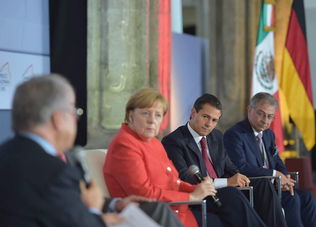 El presidente Peña Nieto y la canciller Merkel encabezaron hoy el evento Alemania y México: socios en el camino hacia la industria 4.0 y la Formación Dual 4.0', en el Museo Interactivo de Economía. (ESPECIAL)
