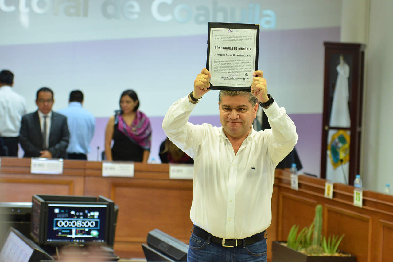 Miguel Riquelme recibió la constancia de mayoría como gobernador electo. (FERNANDO COMPEÁN)

