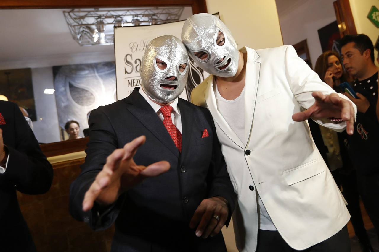 Negocio. El Hijo del Santo y el Nieto del Santo durante la apertura de una nueva tienda de productos oficiales. (EL UNIVERSAL)