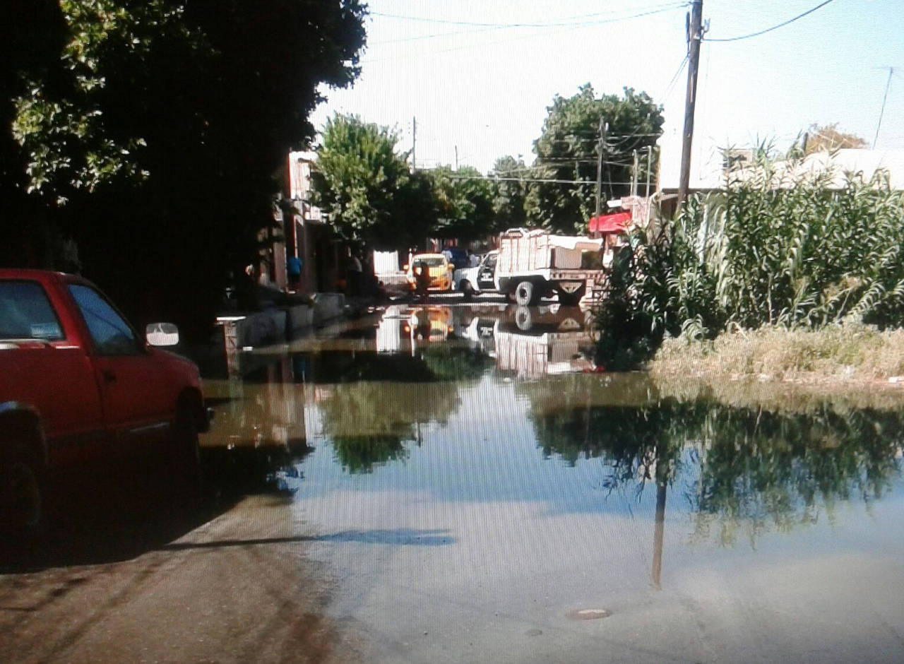 Derrame. La 'laguna' de agua sucia se extendió en cuatro cuadras, incluso se metió a algunos domicilios.