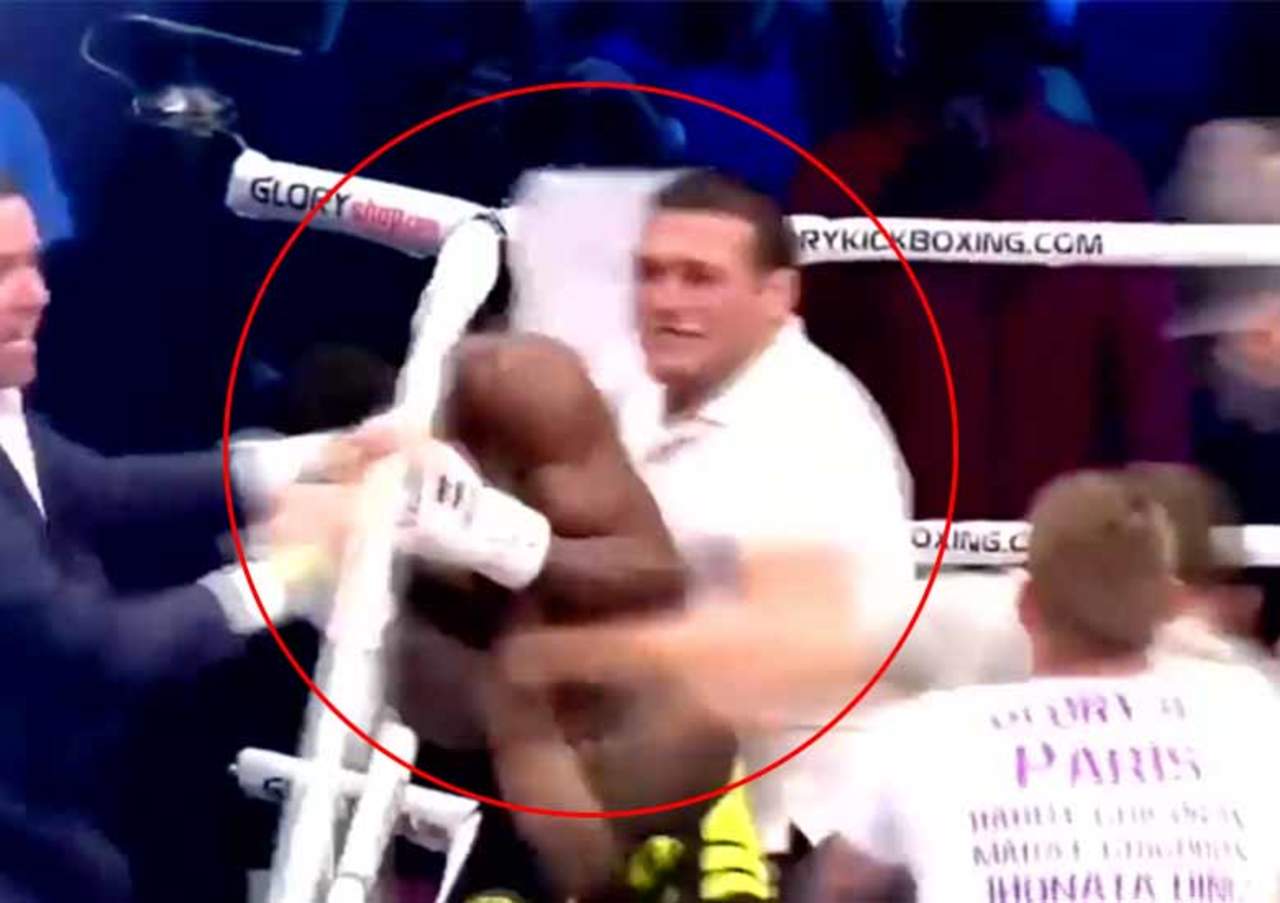 Luchador es golpeado por el público tras noquear a su rival