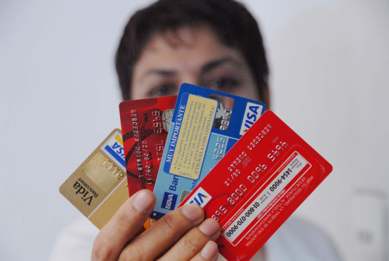 De acuerdo con datos de la Condusef, el monto reclamado en la tarjeta de crédito el año pasado fue de siete mil 241 millones de pesos, en el caso de la tarjeta de débito, el monto ascendió a tres mil 647 millones de pesos. (ARCHIVO)