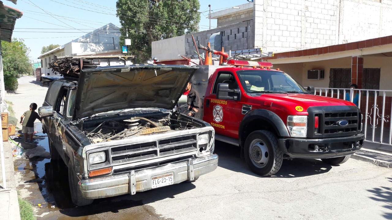El conductor de la camioneta informó al personal del Cuerpo de Bomberos que el fuego inició en el tanque de combustible que utiliza gas LP. (ESPECIAL)