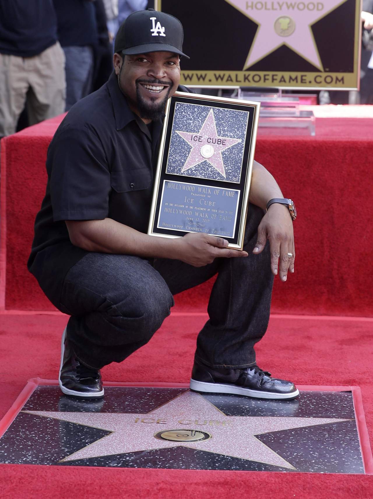 La ceremonia tuvo lugar tres días después del lanzamiento de su álbum 25 'Death Certificate' de Ice Cube que incluye tres nuevos temas, y sólo tres días antes de su cumpleaños número 48. (EFE)