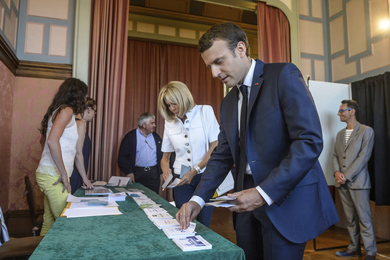 Votos. Las previsones apuntan a la victoria de Macron en segunda vuelta electoral. 